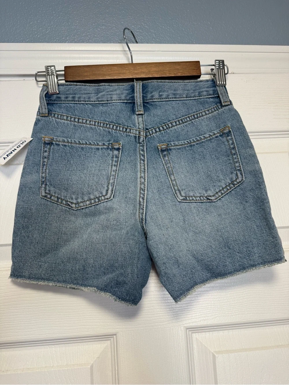 Old Navy Girls’ Slouchy Straight blue denim shorts. Size 8